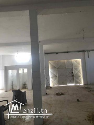 Dépôt à louer – 250m² carrelé avec sanitaires – Sidi Fraj