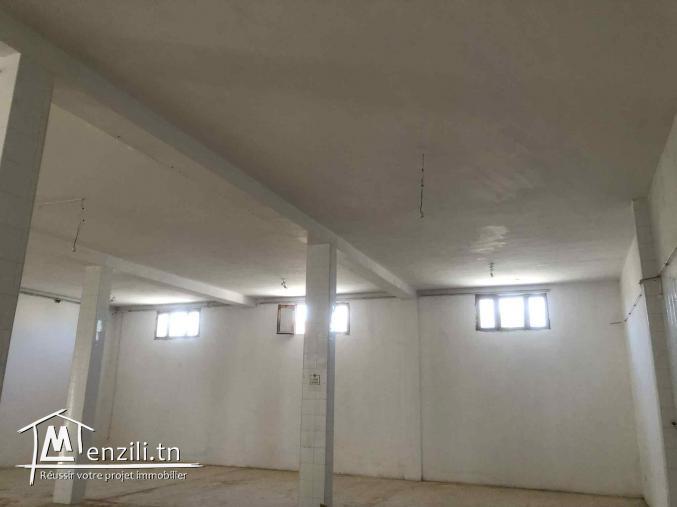Dépôt à louer – 250m² carrelé avec sanitaires – Sidi Fraj