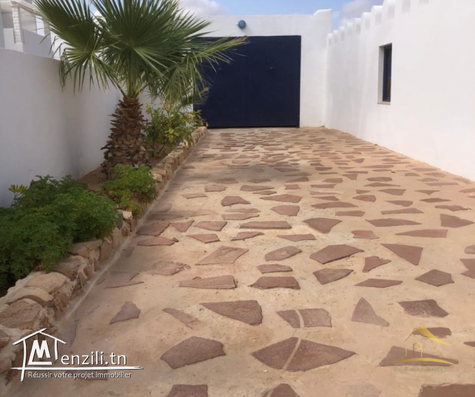 villa avec piscine à vendre sur la route de phare Djerba