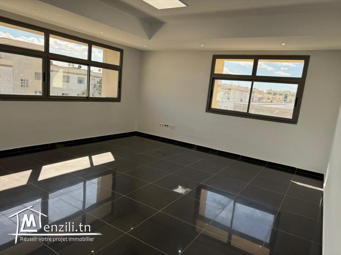 Super bureau 220 m² hs au Berge du lac 1