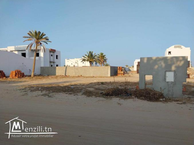 un terrain de 549 m²  situé à Midoun en face résidence tanit