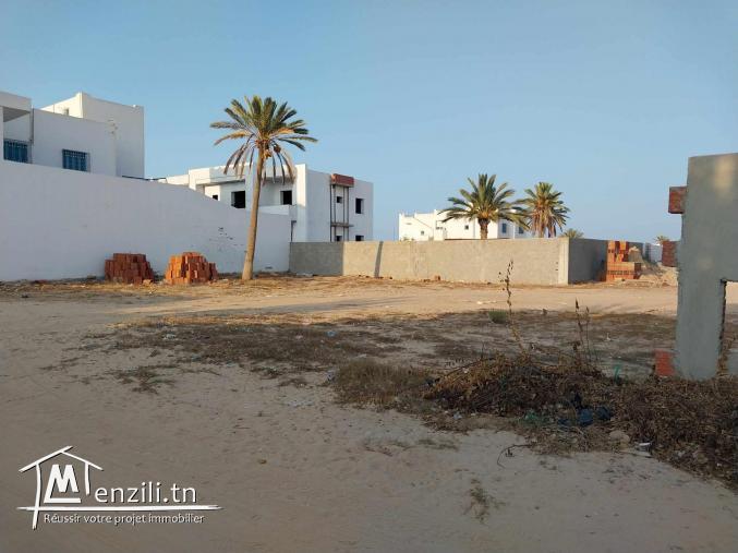 un terrain de 549 m²  situé à Midoun en face résidence tanit