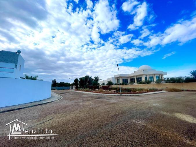 un terrain de 661 m²  situé à Midoun zone touristique proche terrain du golf