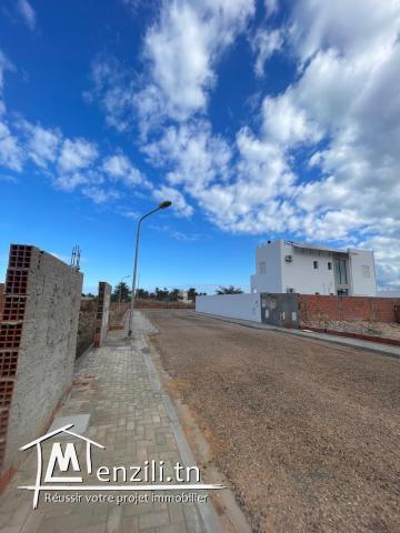 un terrain de 661 m²  situé à Midoun zone touristique proche terrain du golf