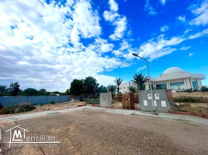 un terrain de 661 m²  situé à Midoun zone touristique proche terrain du golf