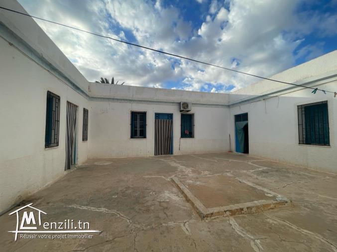 Un ancien Houch 4 suites, en bon état, situé a Aghir