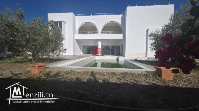 Grande villa à vendre à Djerba Zone touristique ZU  V 747
