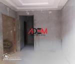 Villa inachevée bâtie sur un lot de coin