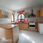 Une jolie villa avec jardin et garage