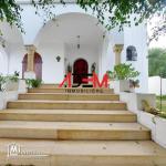 Une jolie villa avec jardin et garage