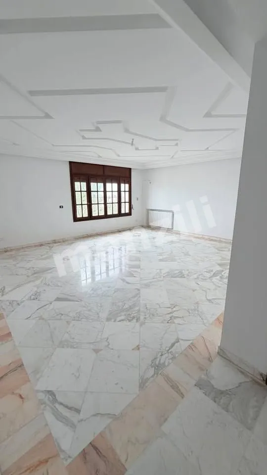 À vendre – Prestigieuse villa sur 3 niveaux à Menzah 9A