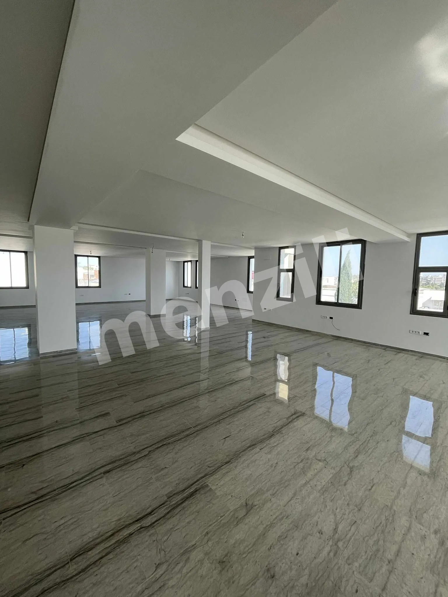 plateau en 350m² à louer à alain savary